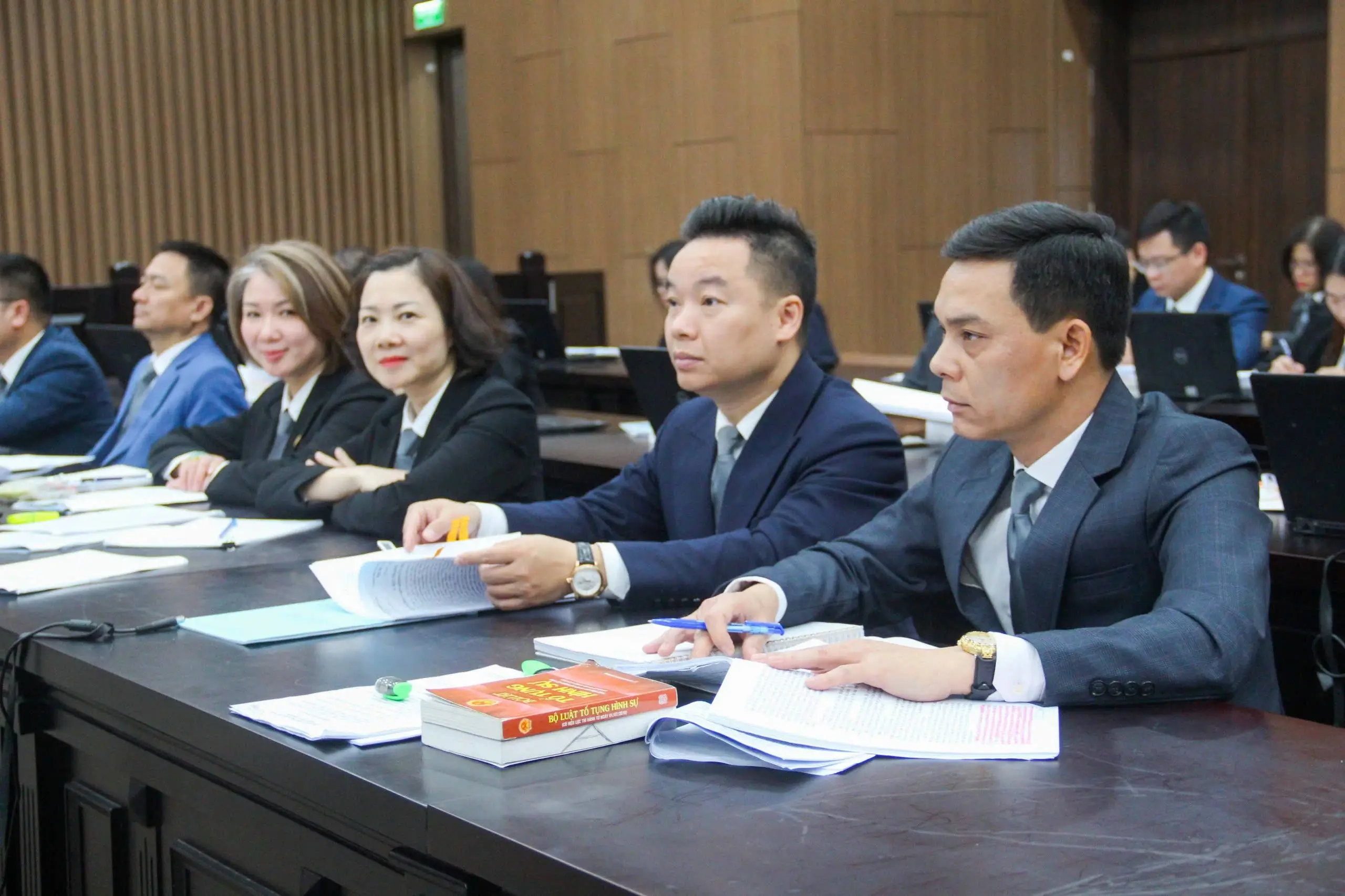 Đòi nợ trên dưới 1 tỷ đồng, có nên thuê luật sư không?